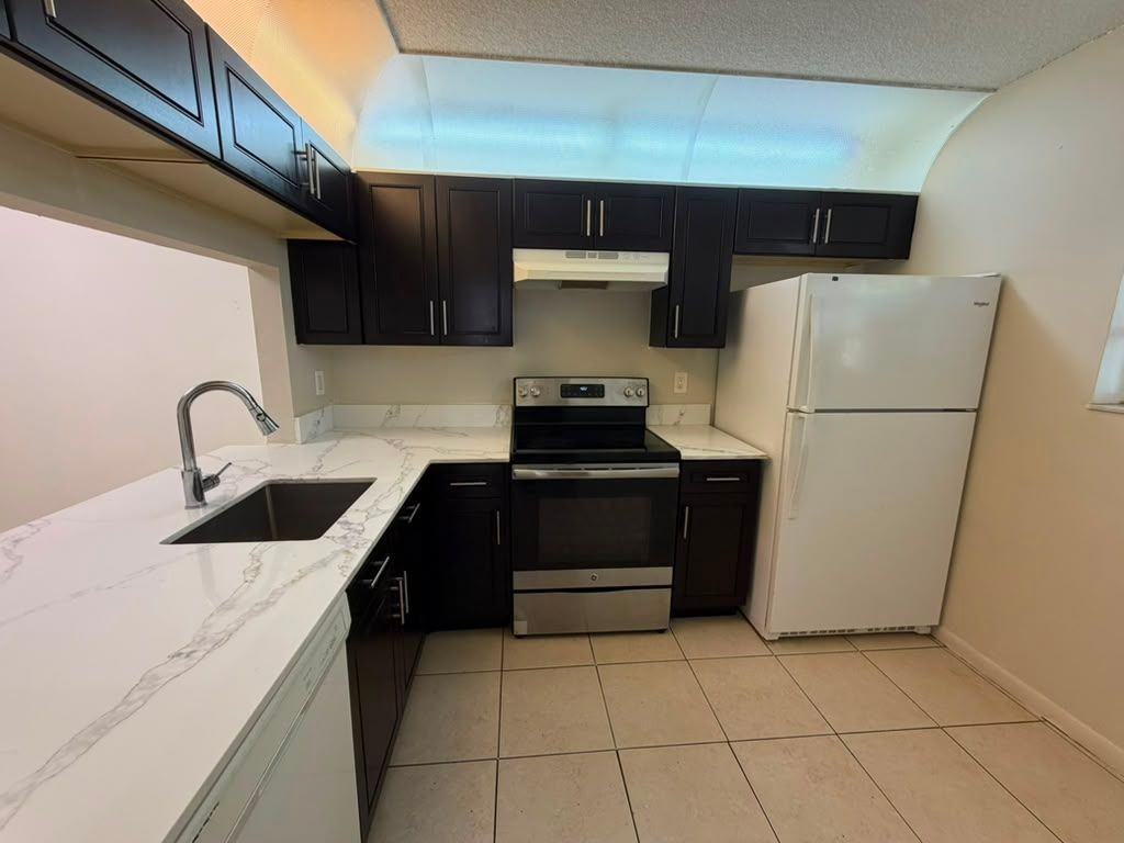 10393 Nw 8th St - Photo 3 of 7