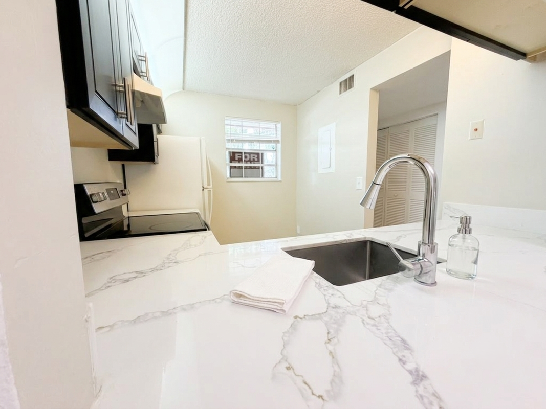 10393 Nw 8th St - Photo 4 of 7