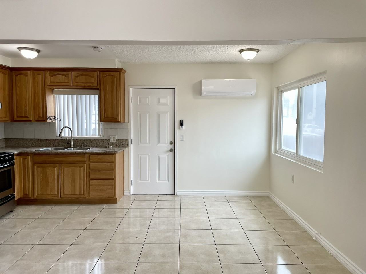 4553 Huntington Dr N - Photo 4 of 11