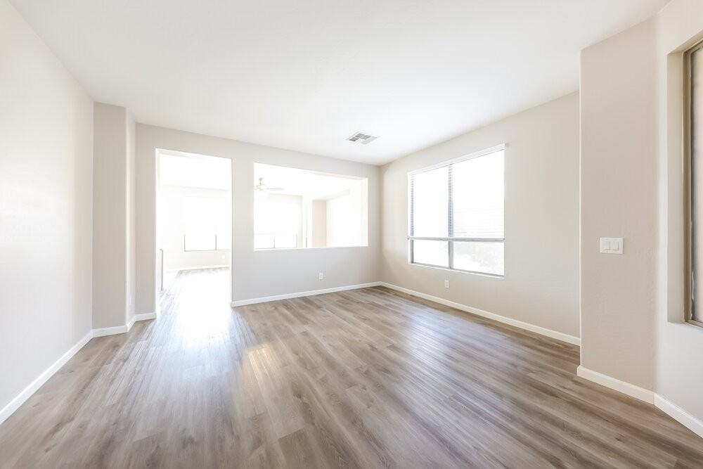 15233 W Banff Ln - Photo 4 of 16