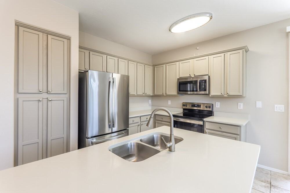 15233 W Banff Ln - Photo 6 of 16