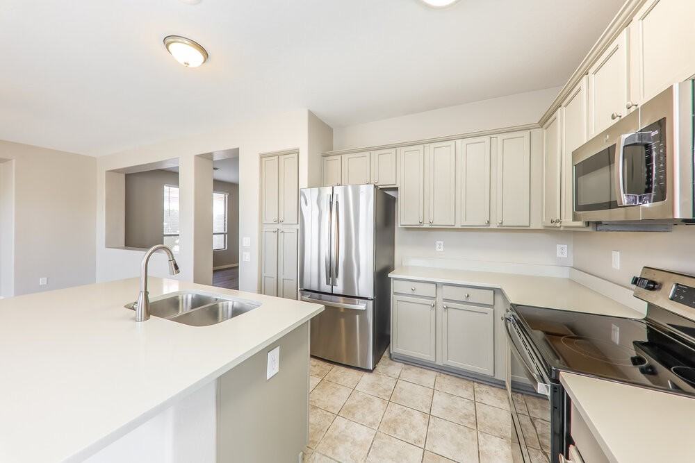 15233 W Banff Ln - Photo 7 of 16