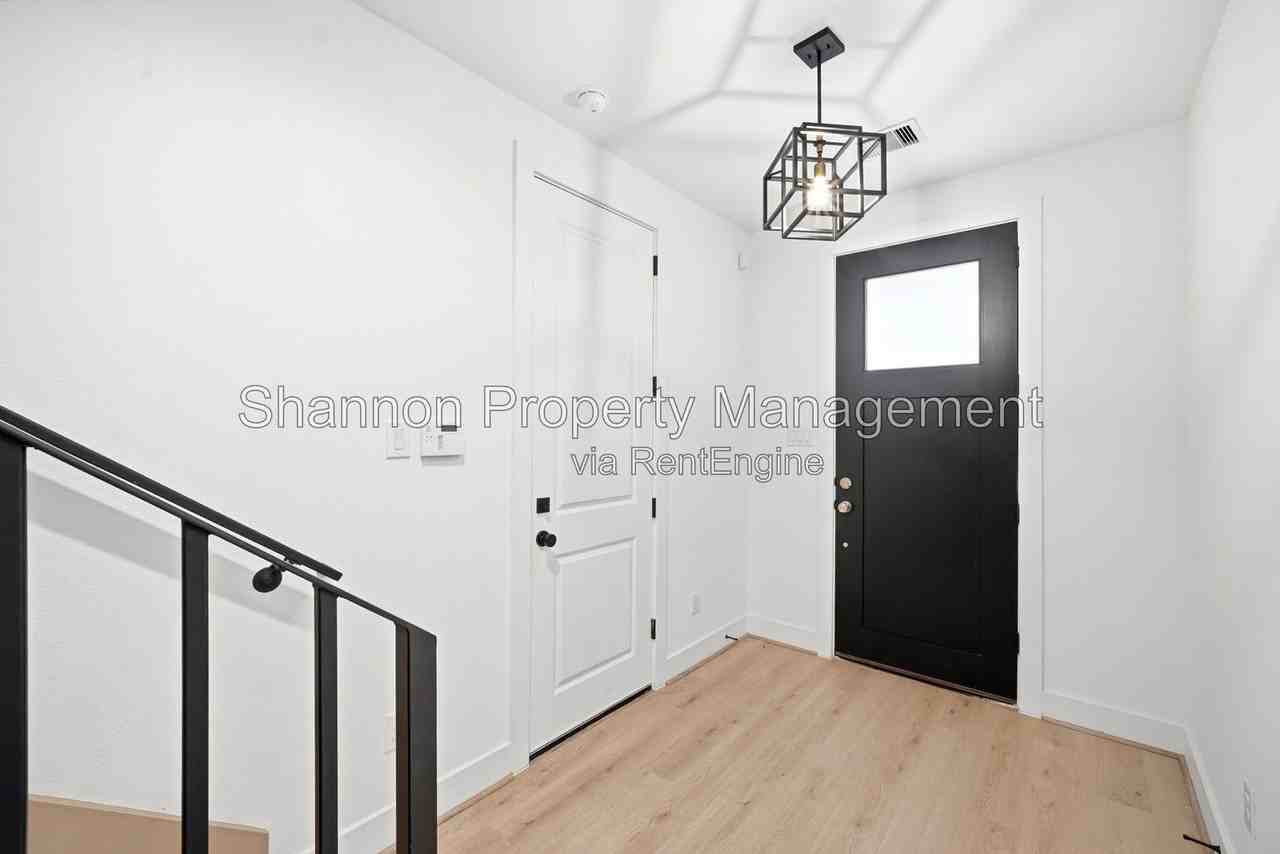 1823 Prospect St #C - Photo 5 of 38
