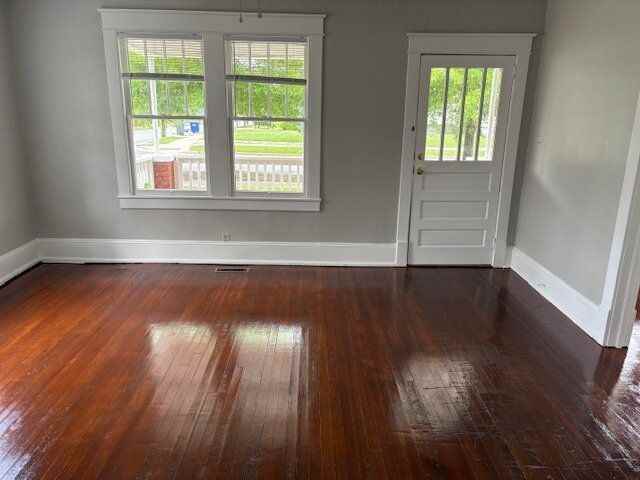 313 S Summit St - Photo 2 of 16