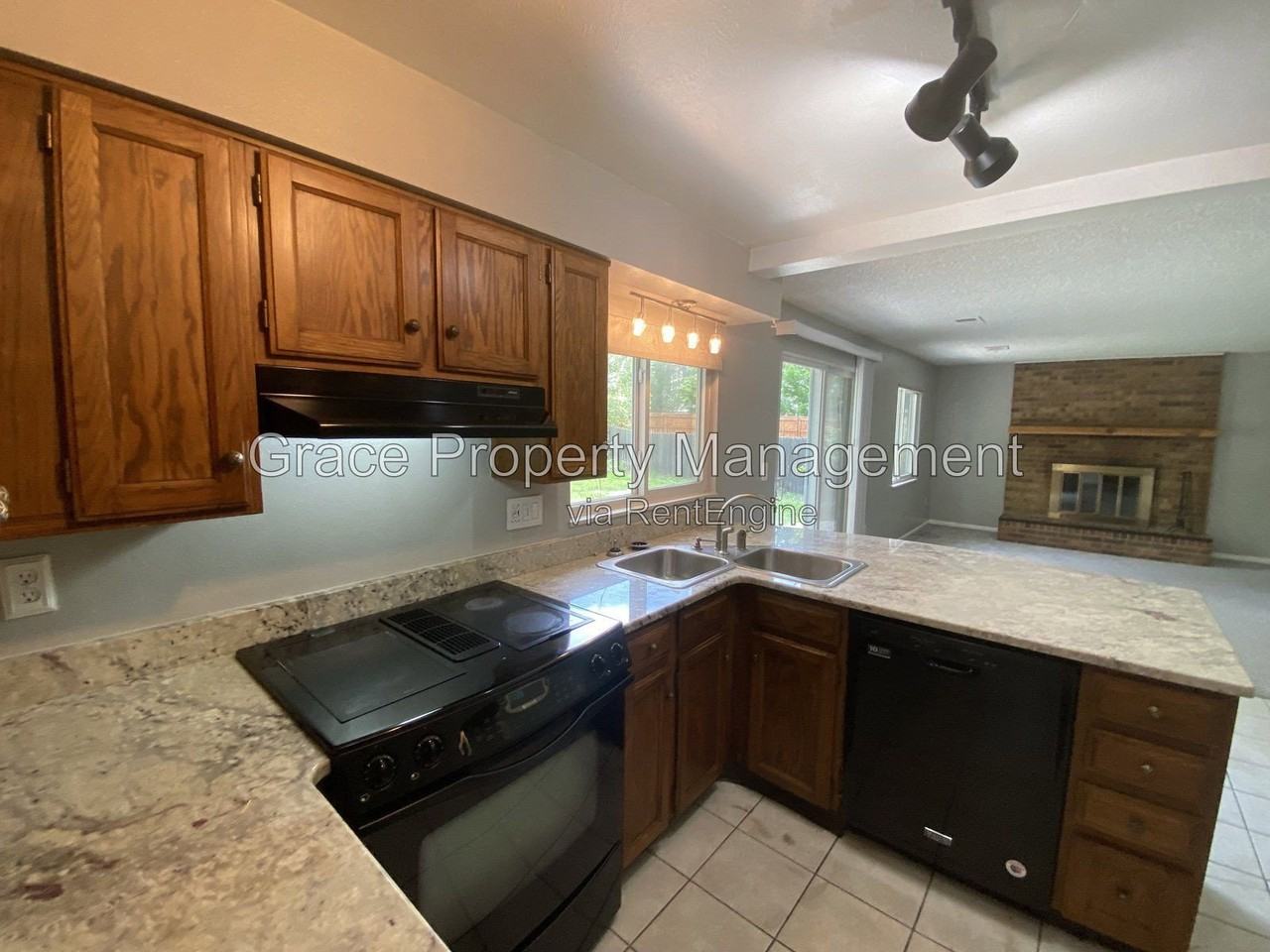 10870 Stuart Cir - Photo 3 of 44