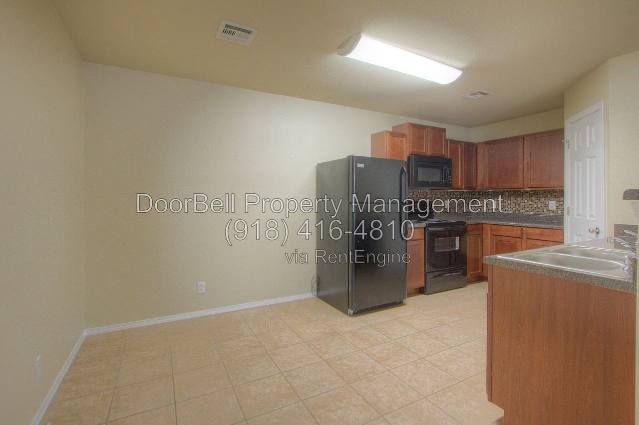 5801 N 34th St - Photo 6 of 20