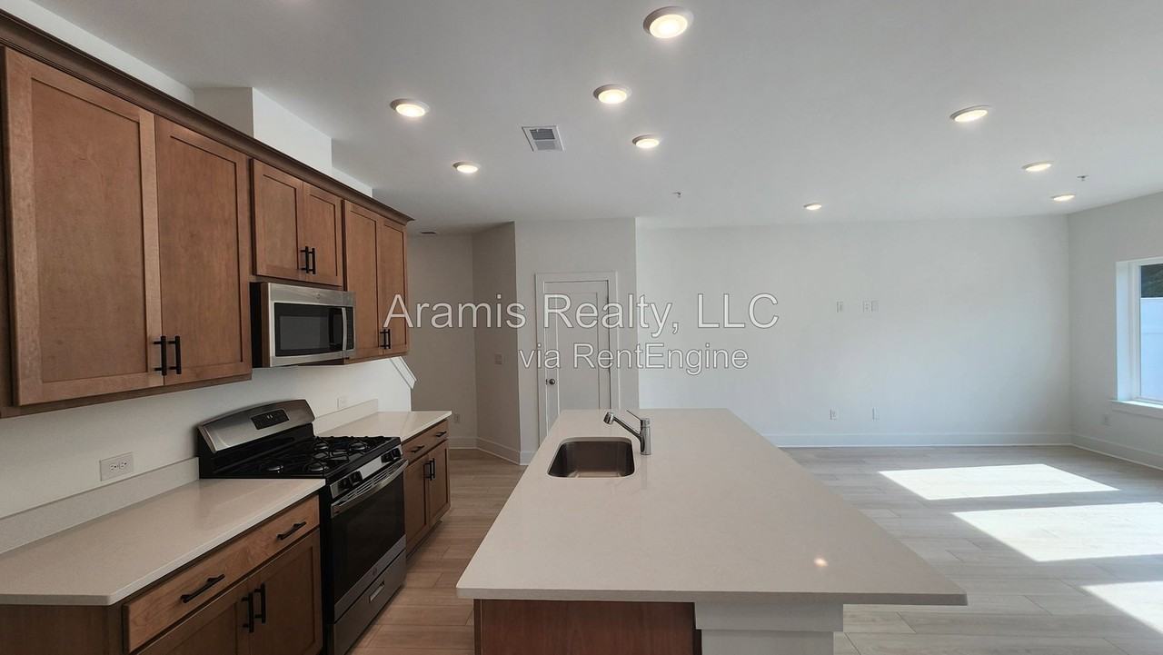 450 Laurelwood Ln #1 - Photo 3 of 17