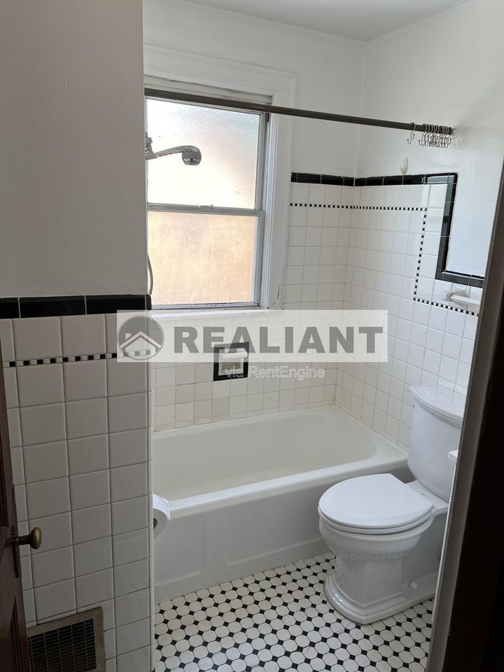 2214 Memorial Pkwy Apt 2 - Photo 5 of 12