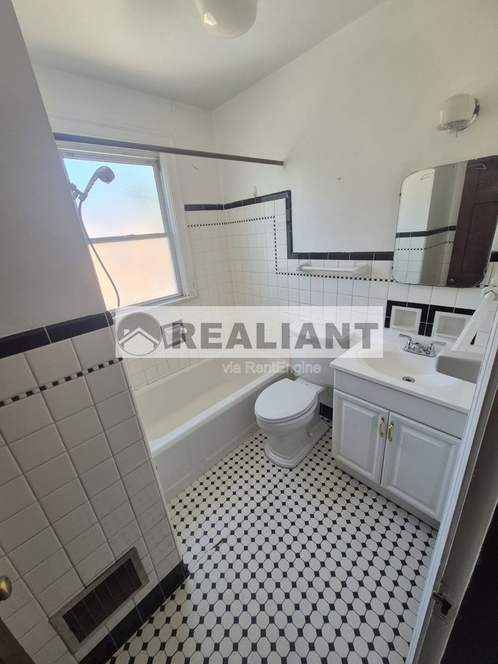 2214 Memorial Pkwy Apt 2 - Photo 6 of 12