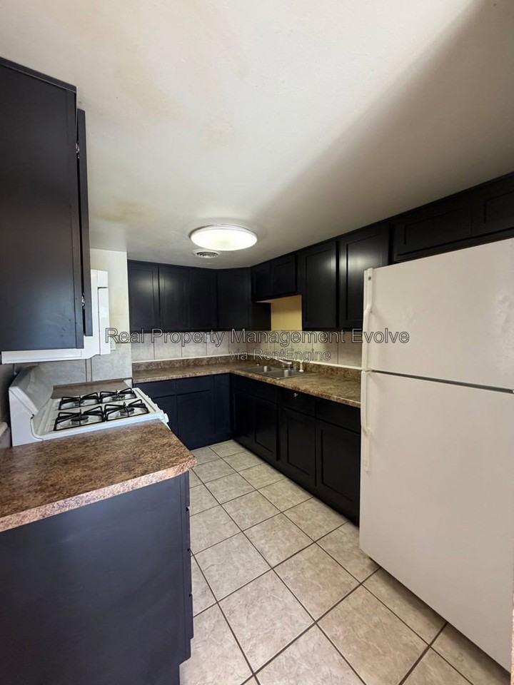 8916 N 11th St #A - Photo 3 of 14