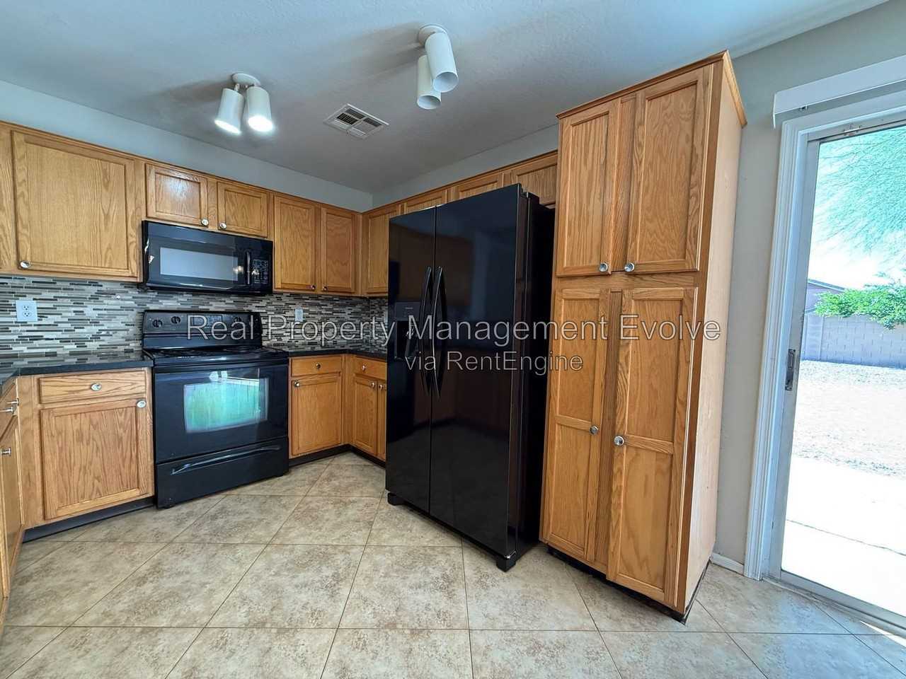 22621 W Yavapai St - Photo 6 of 24