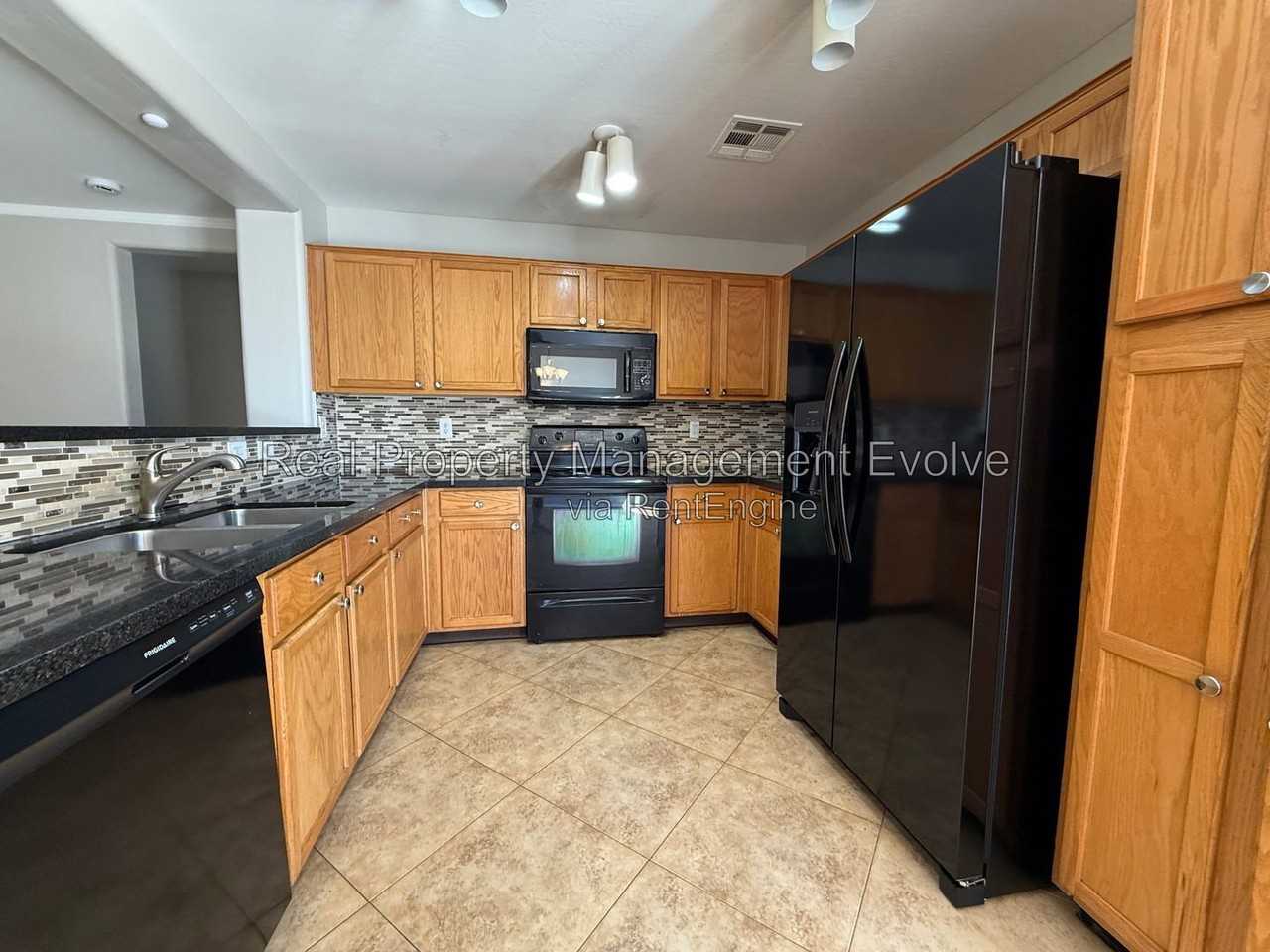 22621 W Yavapai St - Photo 7 of 24