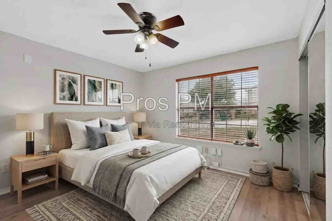 734 W Collins St - Photo 3 of 21