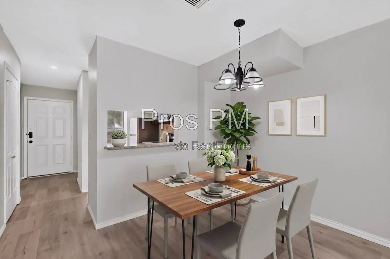 734 W Collins St - Photo 4 of 21