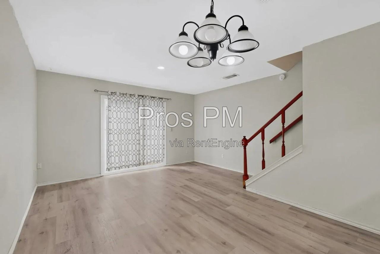 734 W Collins St - Photo 5 of 21