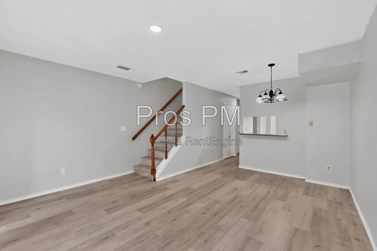 734 W Collins St - Photo 6 of 21