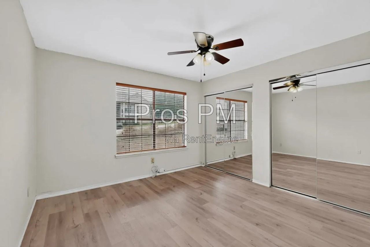 734 W Collins St - Photo 7 of 21
