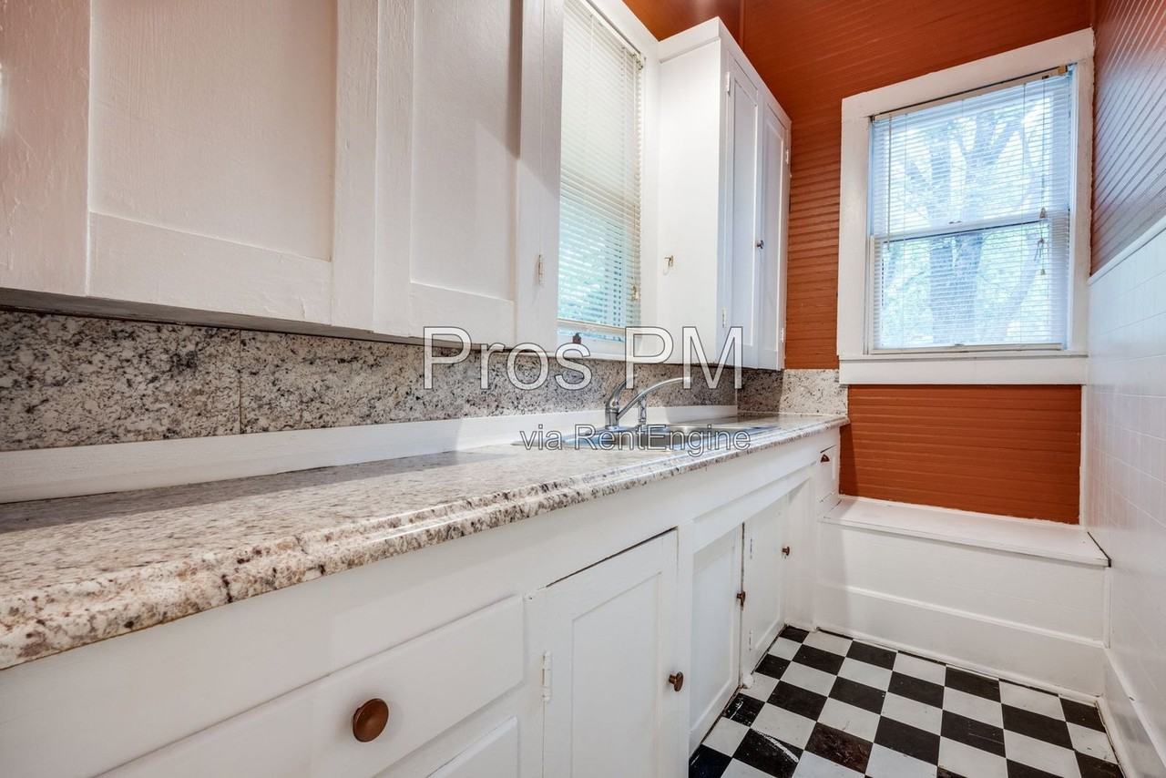 912 N Elm St - Photo 5 of 18