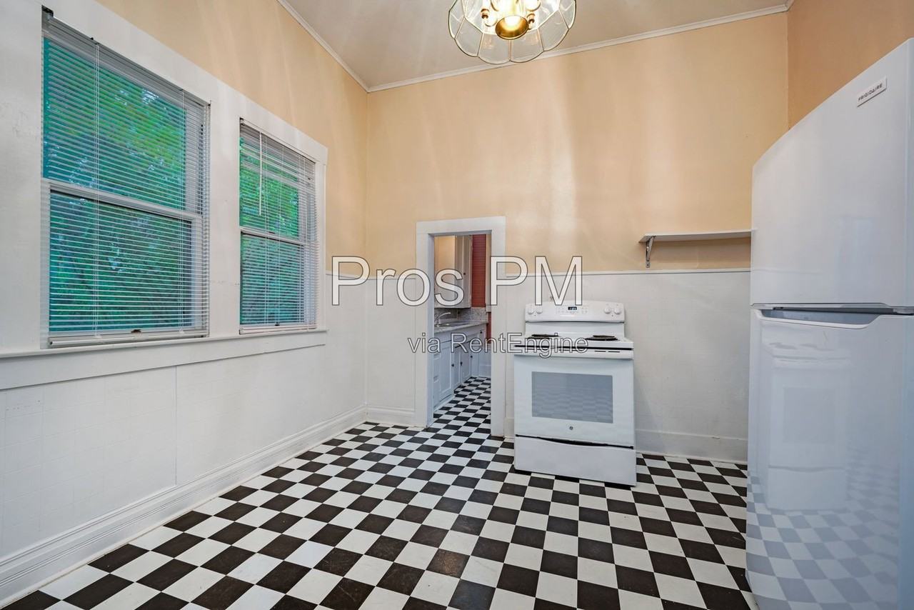 912 N Elm St - Photo 6 of 18