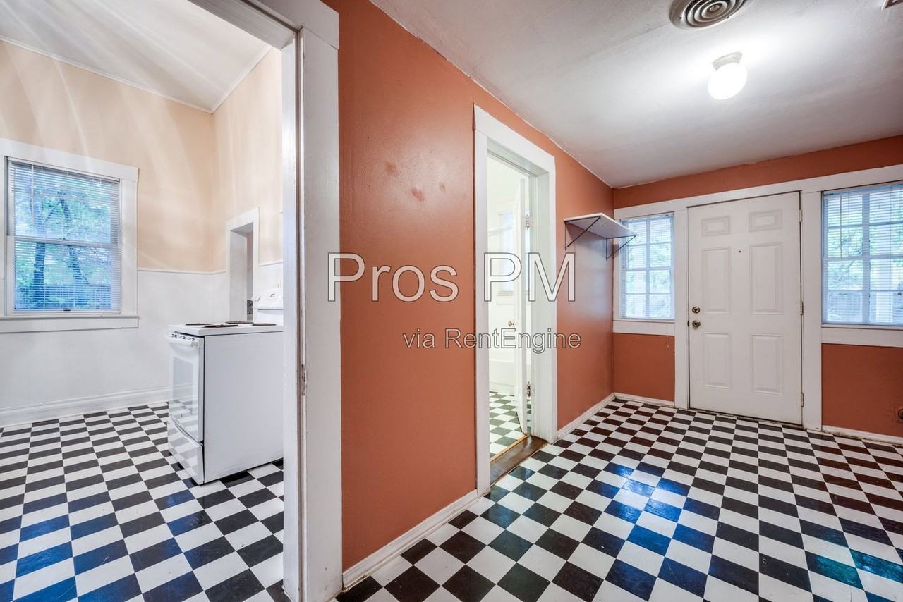 912 N Elm St - Photo 7 of 18