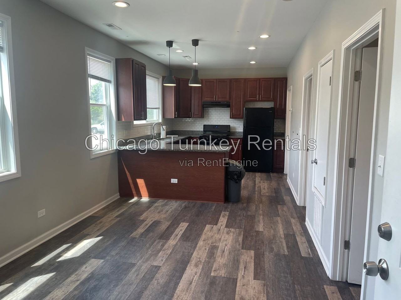 1935 S Jefferson St #2R - Photo 2 of 9