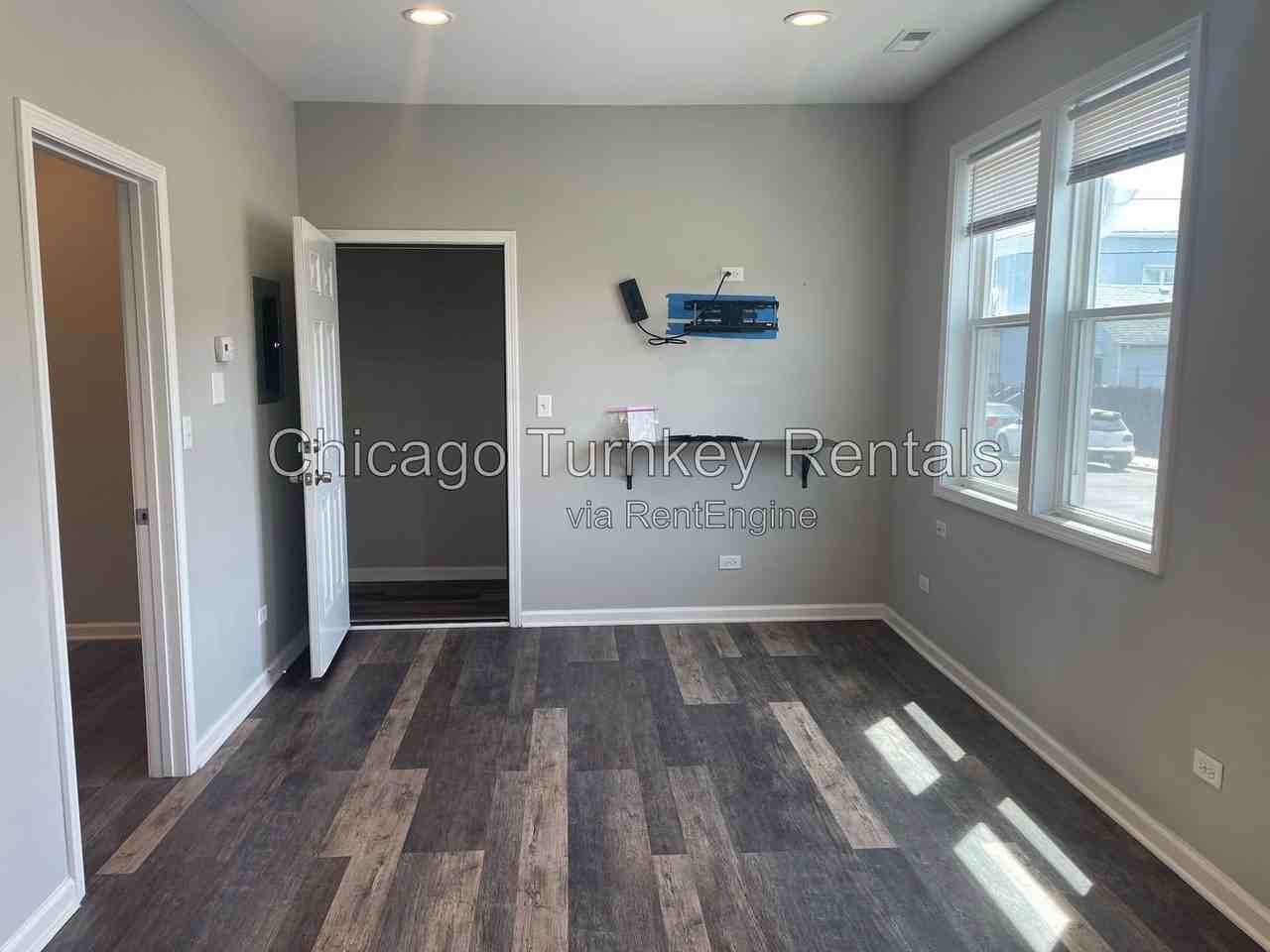1935 S Jefferson St #2R - Photo 5 of 9