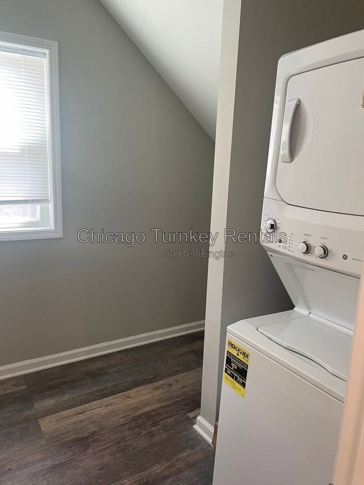 1935 S Jefferson St #2R - Photo 7 of 9