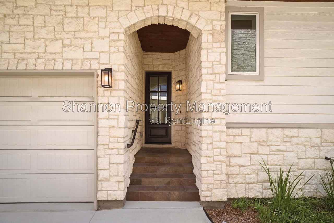 1204 W 16th St #B - Photo 4 of 46