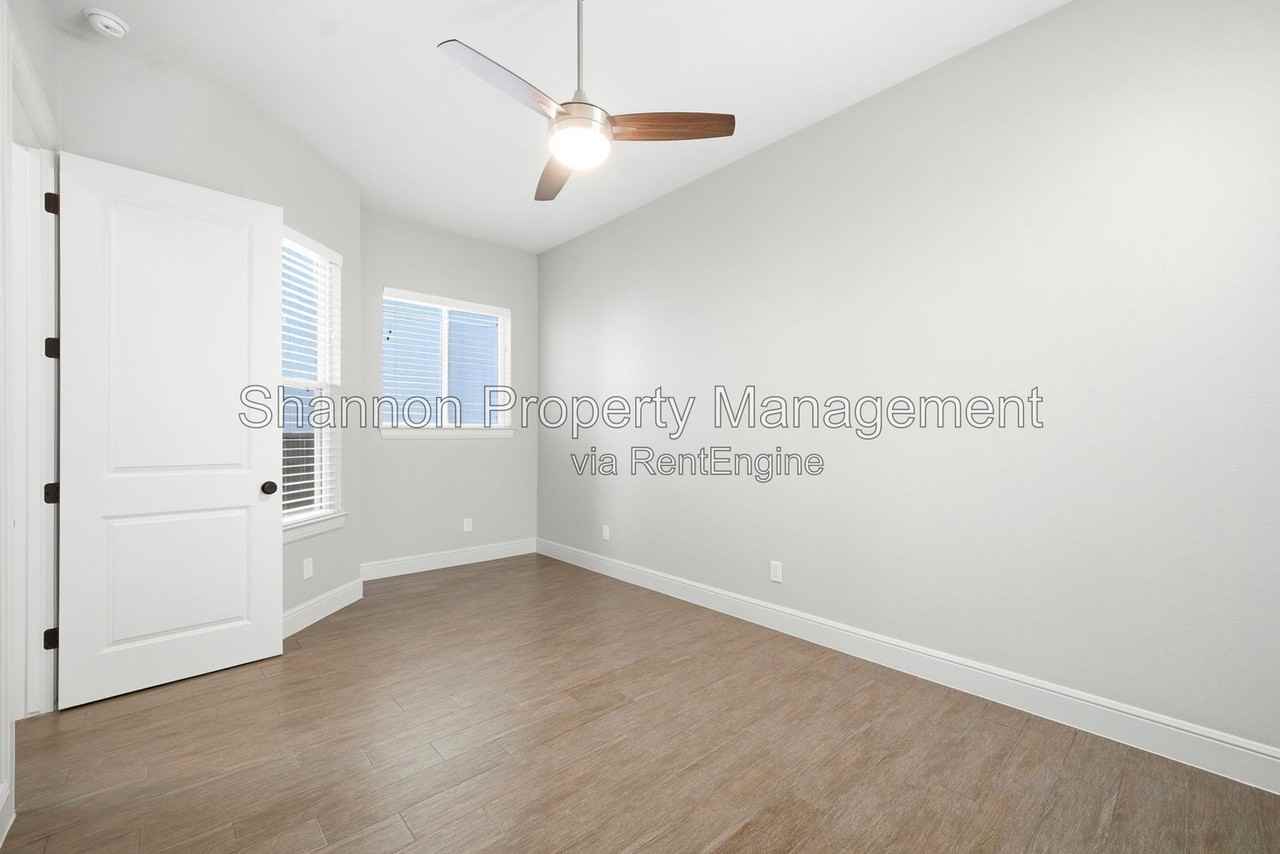 1204 W 16th St #B - Photo 5 of 46