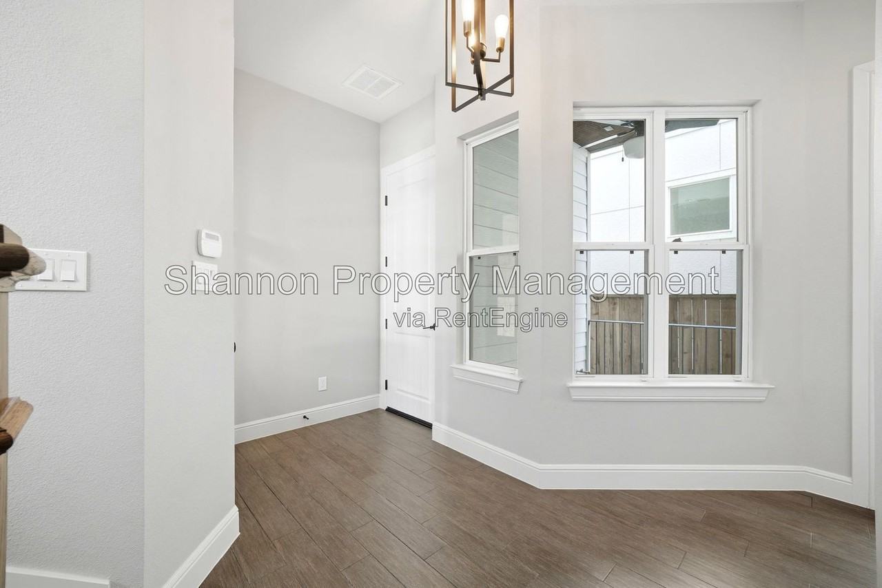 1204 W 16th St #B - Photo 6 of 46