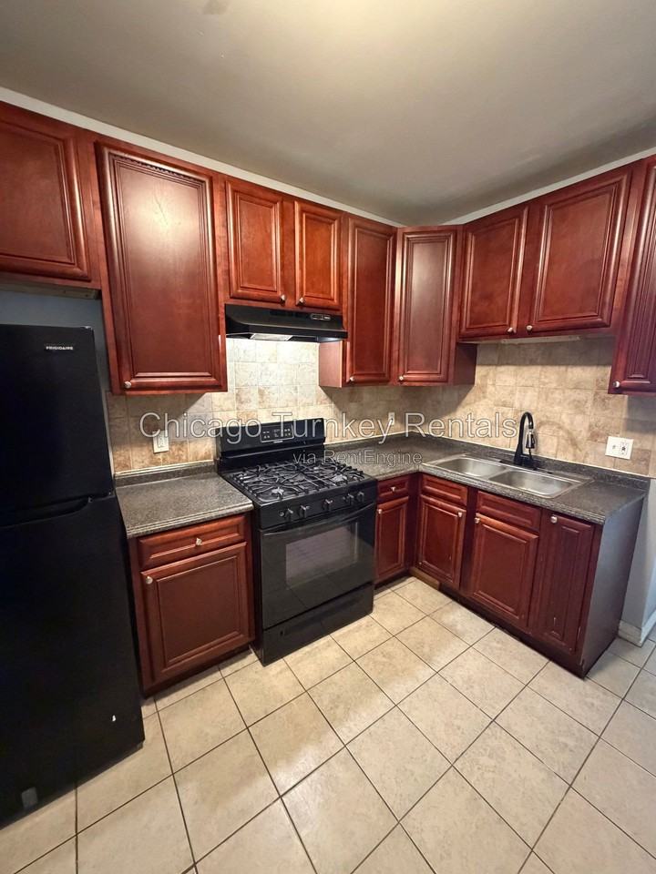 7125 S Ellis Ave #1 - Photo 4 of 22