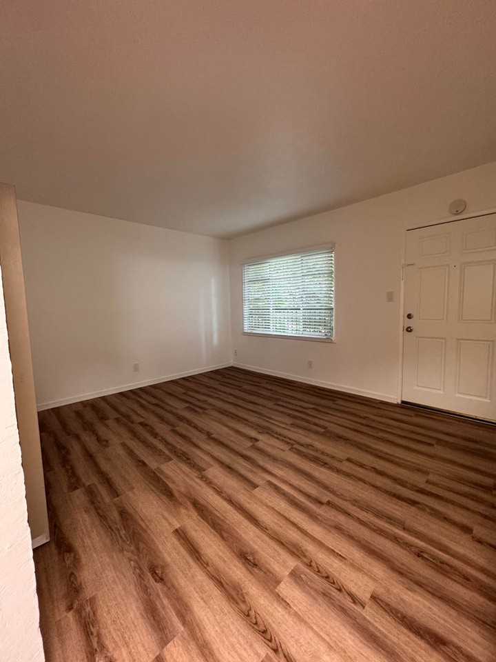 Ten Apartments - Photo 4 of 10