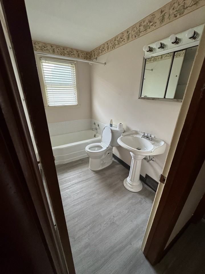 1337 1/2 Monroe Ave - Photo 6 of 13