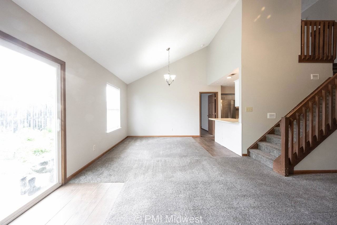 1092 Cobra Dr - Photo 7 of 36