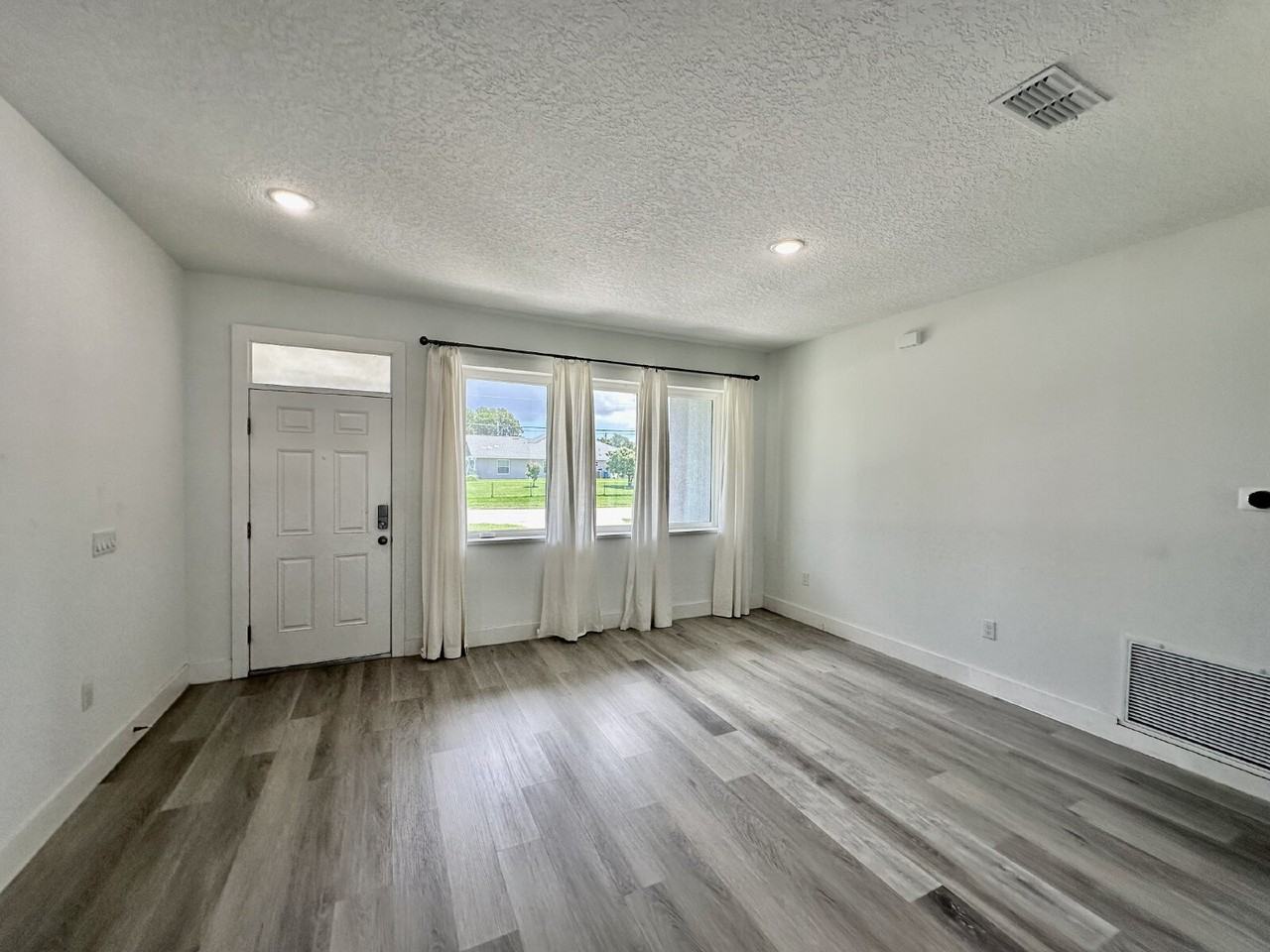 1370 Cogan Dr Se - Photo 3 of 17