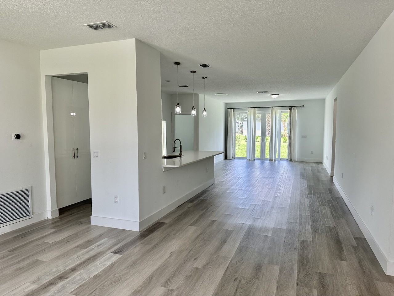 1370 Cogan Dr Se - Photo 4 of 17