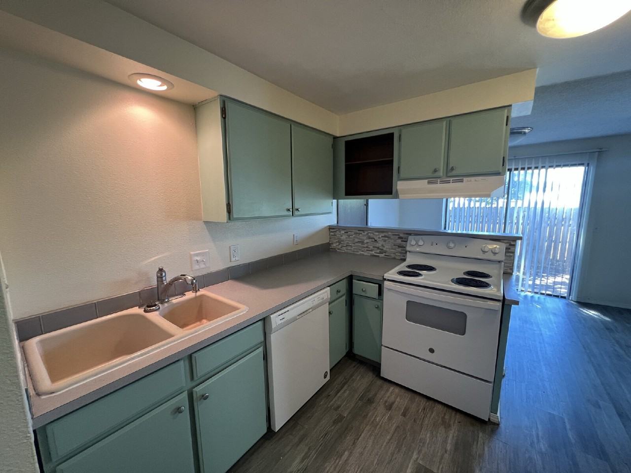 439 S St - Photo 4 of 16