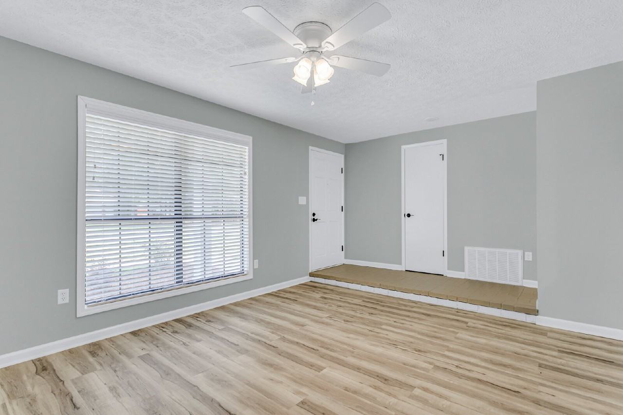 13 Oxford Ct - Photo 4 of 33