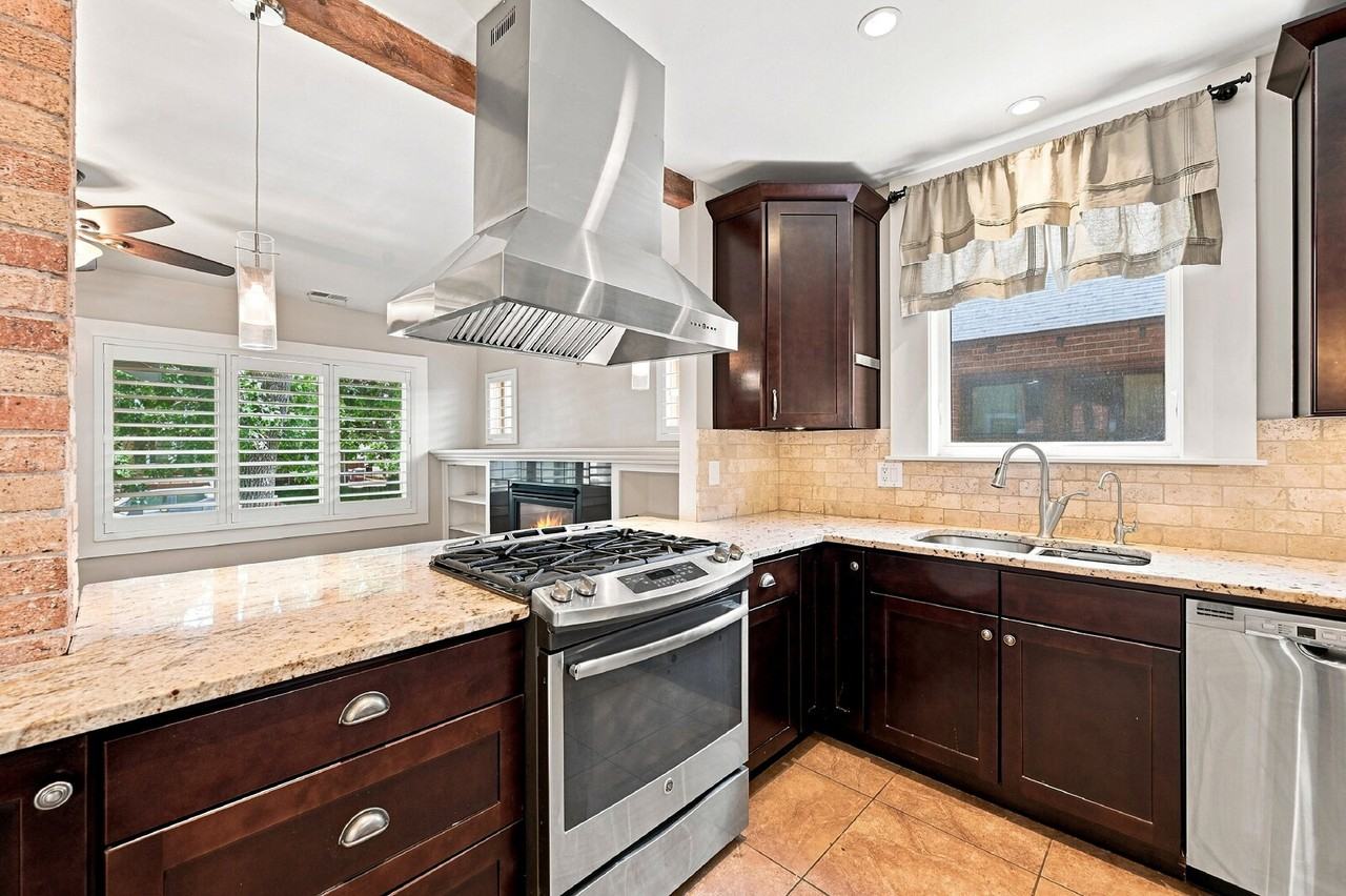 741 Harrison St - Photo 3 of 33