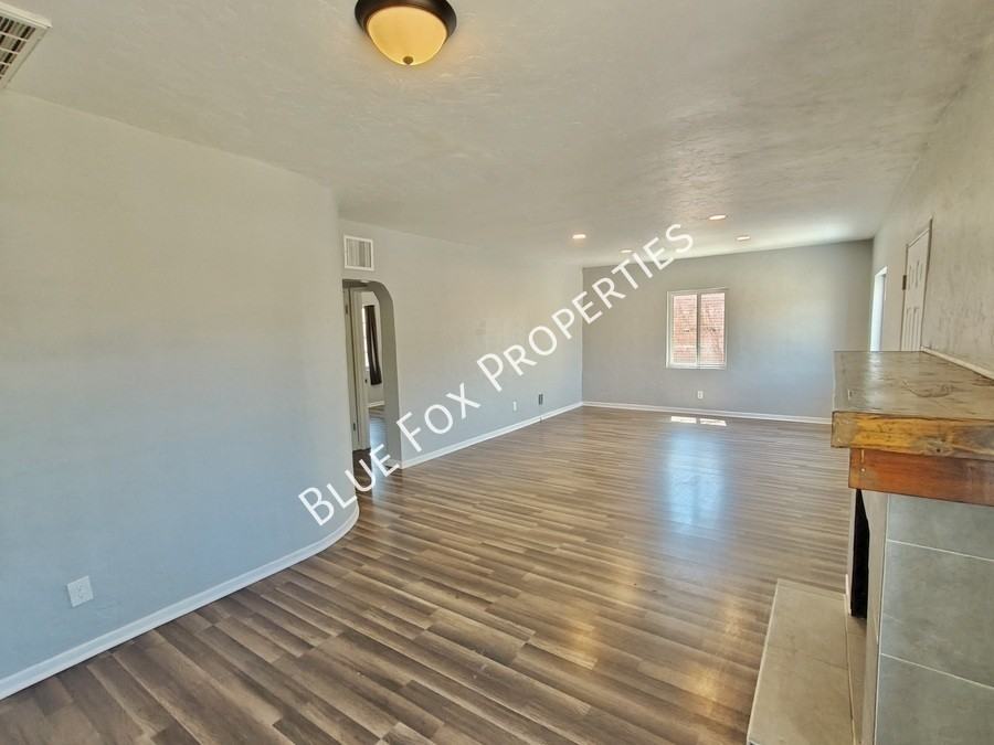 4124 E 1st St - Photo 5 of 23