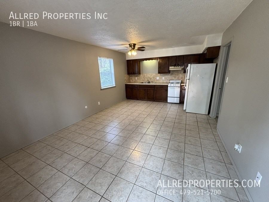 614 W Cleveland St #1 - Photo 4 of 9