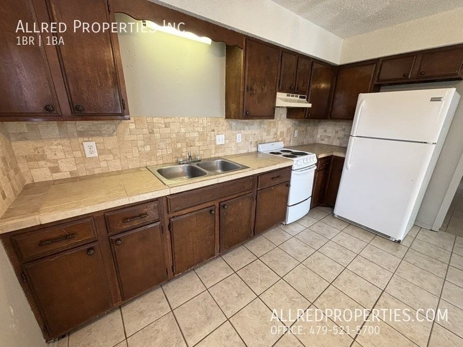 614 W Cleveland St #1 - Photo 6 of 9