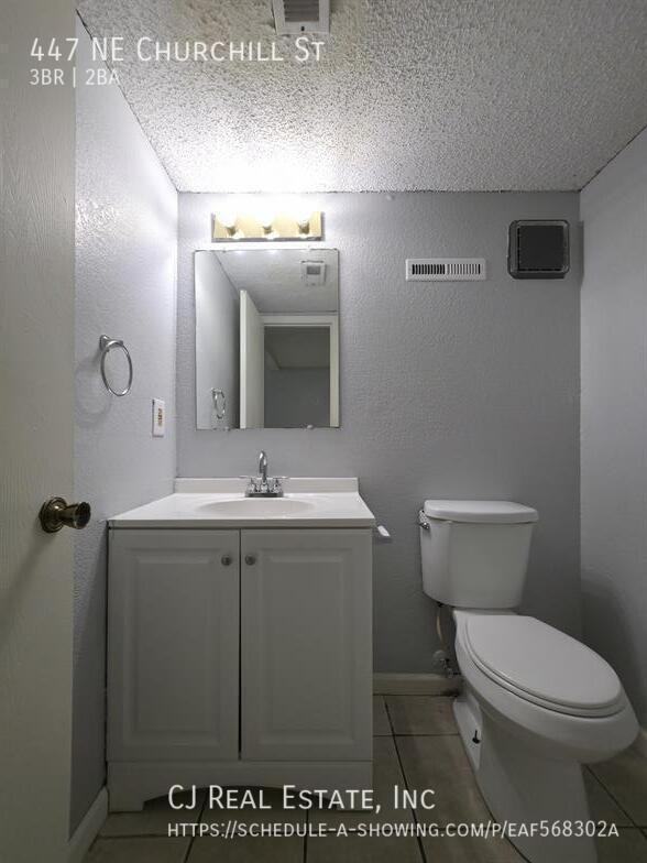 447 Ne Churchill St - Photo 5 of 11
