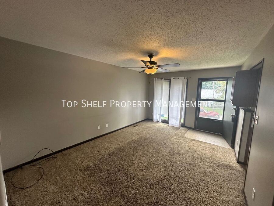 2142 Se 9th St - Photo 2 of 9