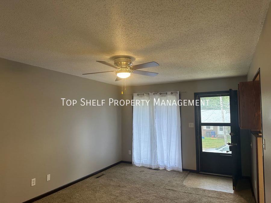 2142 Se 9th St - Photo 3 of 9