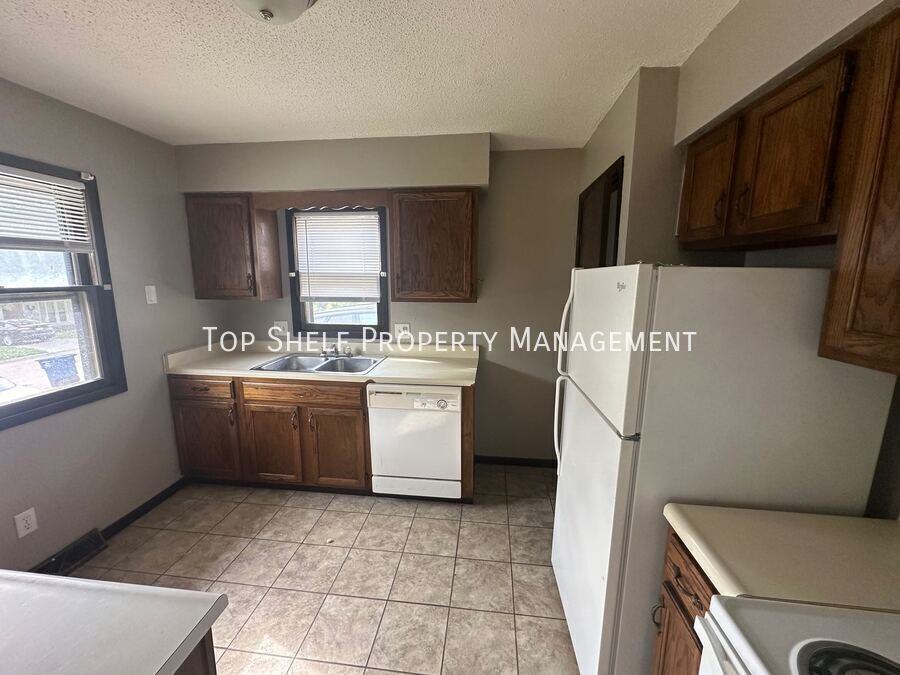 2142 Se 9th St - Photo 4 of 9
