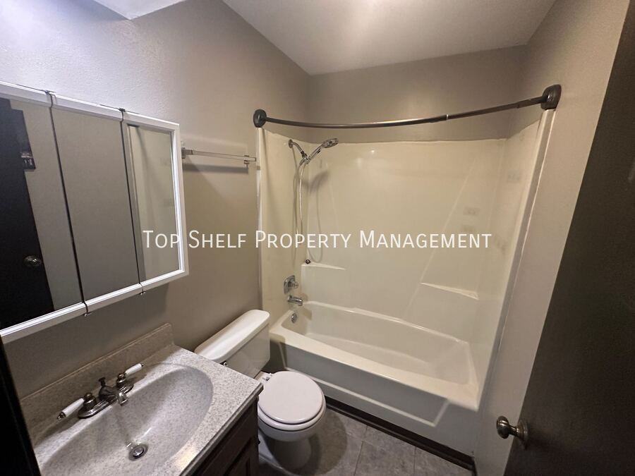 2142 Se 9th St - Photo 5 of 9