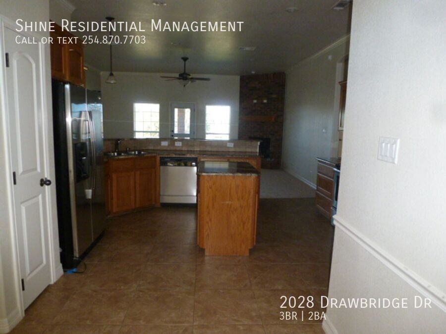 2028 Drawbridge Dr - Photo 3 of 18