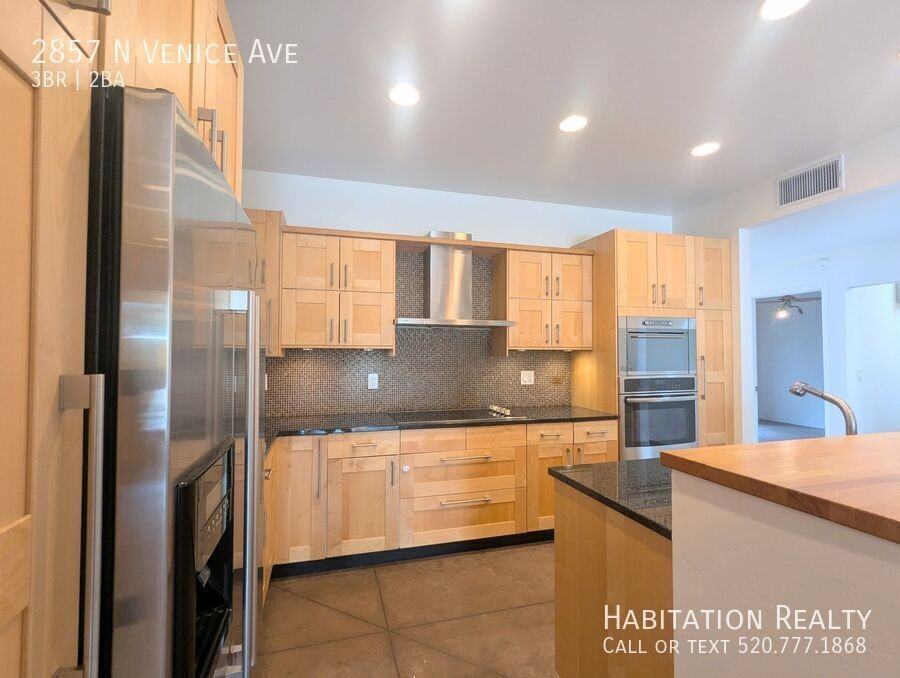 2857 N Venice Ave - Photo 3 of 20