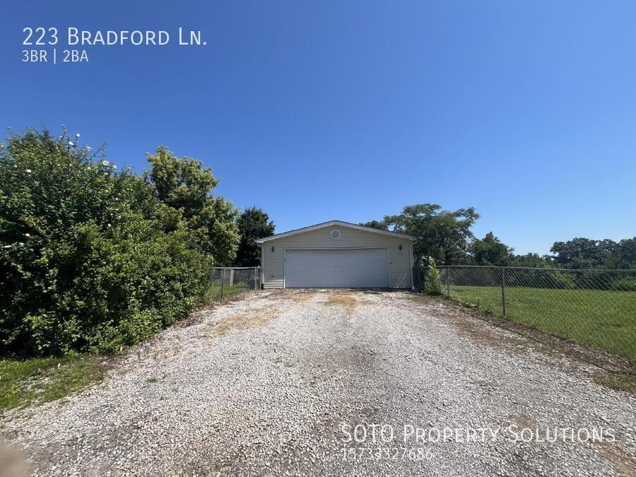223 Bradford Ln - Photo 2 of 50